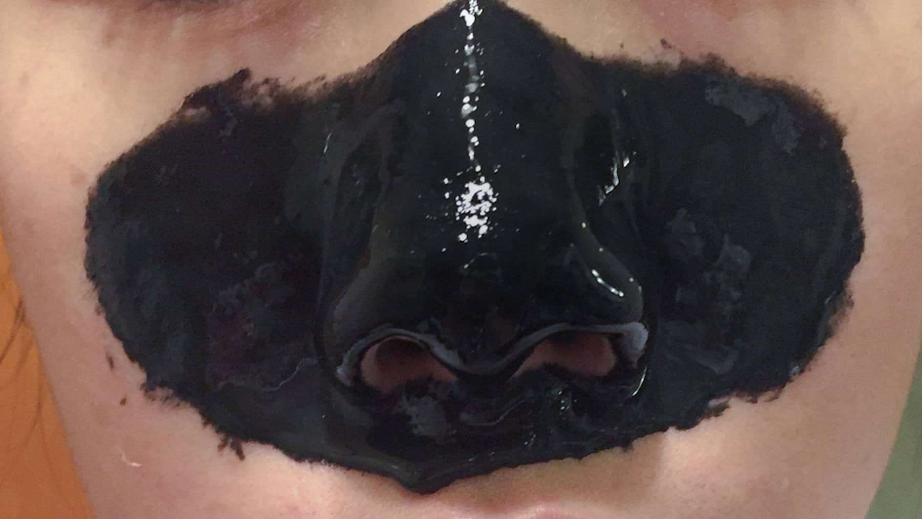 Die My Scheming Maske aufgetragen im feuchten Zustand
