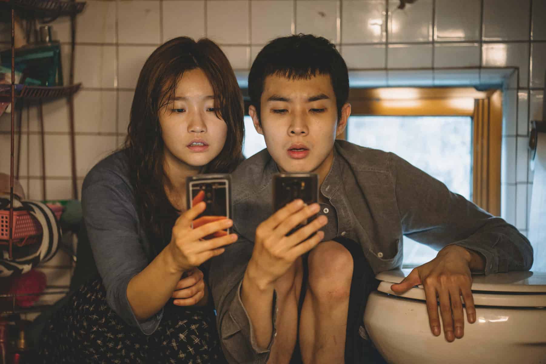 Parasites Ki-woo und Ki-jung am Handy 